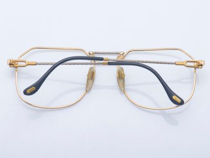 FRED , vers 1980
Monture de lunette modèle Cap Horn en métal plaqué or jaune et acier....