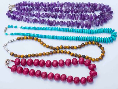 null Lot de quatre colliers comprenant : 
Un collier de perles (accidentées) de turquoise...