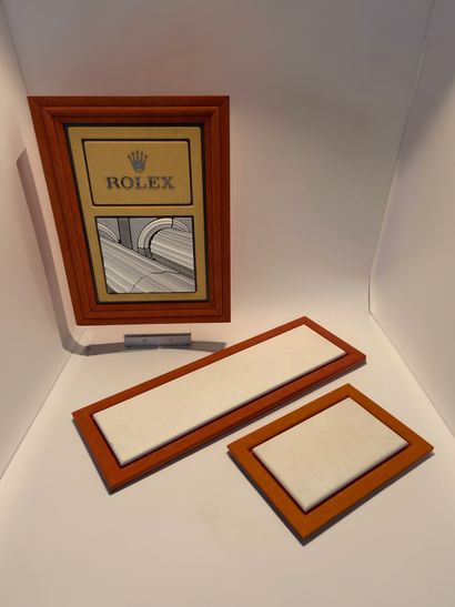 ROLEX Lot comprenant deux plateaux de présentation pour vitrine beige, avec bordure...