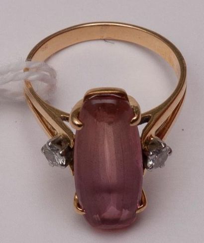 null Bague en or jaune sertie d'une tourmaline oblong épaulée de deux diamants taillés...