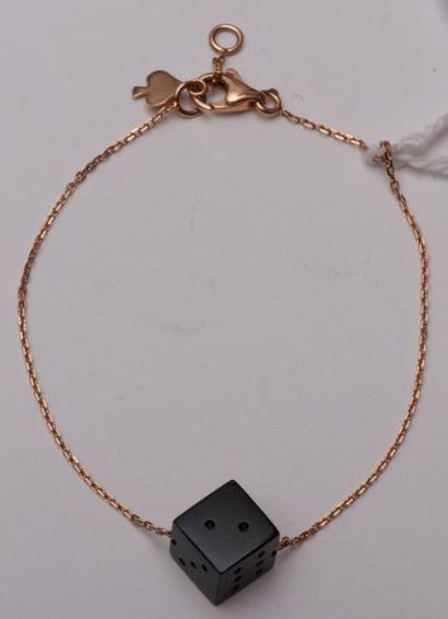 MECHALY Bracelet chaine en orjaune orné d'un dé en onyx. Poids brut: 2,59 g