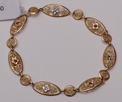 null Bracelet gourmette en or jaune à motifs d'arabesques serti de rubis et de petits...