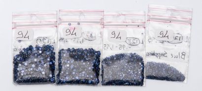null Ensemble de saphirs bleus facettés pesant en totalité 194,04 carats (4 sach...