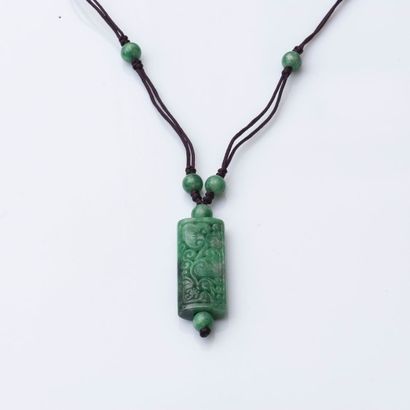 null Collier cordon orné de boules de jade et d’un pendentif en jade

gravé