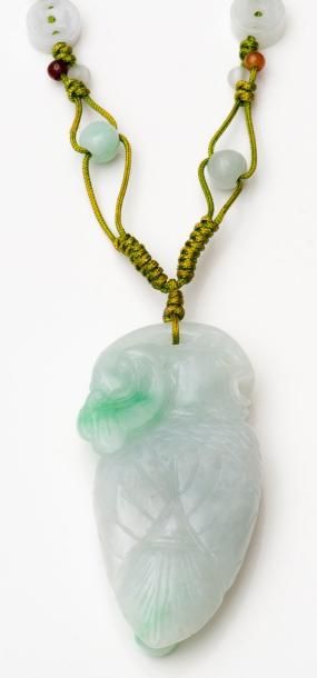 null Collier lien de coton soutenant un pendentif en jade sculpté d'un oiseau. Haut.:...
