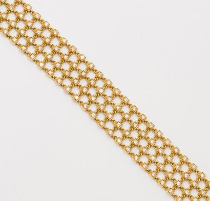 null Bracelet en or jaune formant une côte de maille sertie de diamants taillés en...