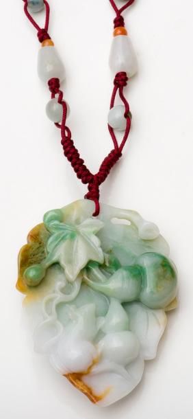 null Collier lien de coton soutenant un pendentif en jade sculpté à motif de souris...