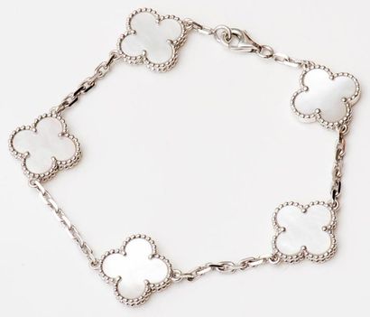 VAN CLEEF & ARPELS Bracelet "Alhambra" en or gris composé d'une chaine alternée de...