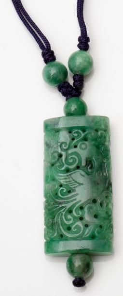 null Collier lien de coton soutenant un pendentif en jade repercé à décor sculpté...