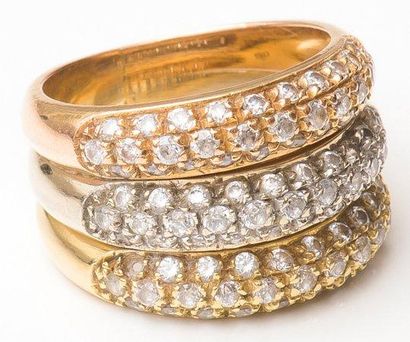 null Bague en or de trois couleurs formant trois anneaux accolés en partie pavés...