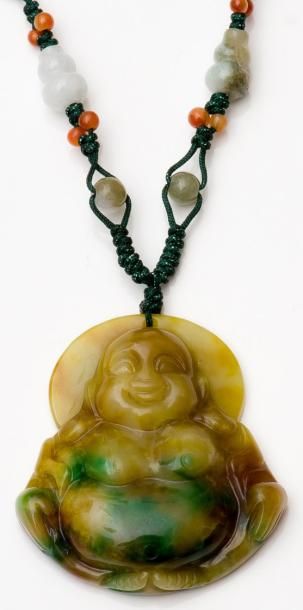 null Collier lien orné d'un pendentif en jade gravé d'un bouddha. Hauteur: 4,3 c...