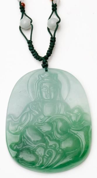 null Pendentif en jade à décor sculpté de Bodhisattva. Lien de coton. Haut.: 5,4...