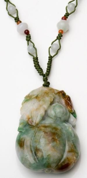 null Collier lien de coton soutenant un pendentif en jade sculpté de petites souris,...