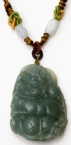 null Collier lien de coton soutenant un pendentif en jade sculpté d'un chien de Fô....