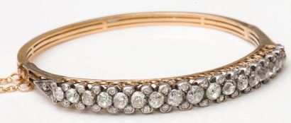 null Bracelet rigide ouvrant en or jaune et argent sertie de diamants de taille ancienne....