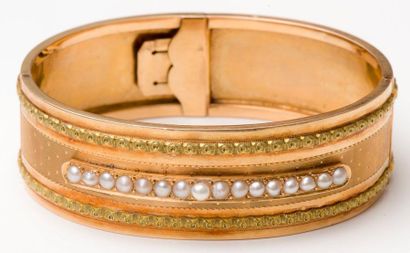 null Bracelet rigide ouvrant en or rose et or vert serti de perles. Epoque Napoléon...
