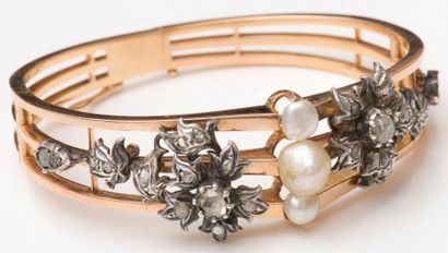 null Bracelet rigide ouvrant en or jaune et argent sertie de perles baroque (l'une...