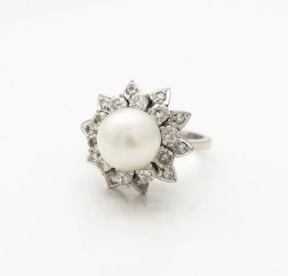 null Bague «fleur» en or gris sertie d'une perle de culture entourée de diamants...