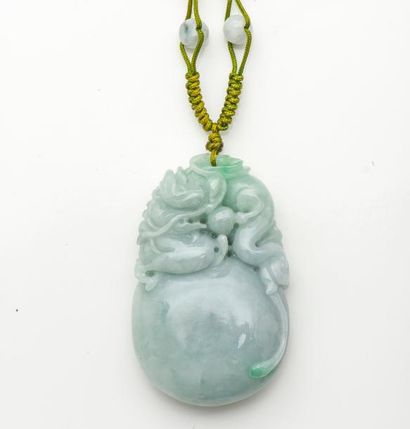 null Collier lien de coton orné d'un pendentif en jade vert clair gravé d'un dragon....