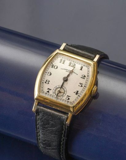 VACHERON & CONSTANTIN (TONNEAU/ OR JAUNE Ref 247095), vers 1920 Montre de forme tonneau...