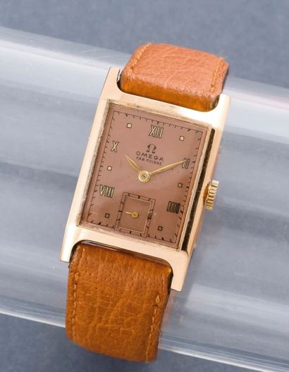 OMEGA (RECTANGULAIRE T17 - OR ROSE N° 10637440), vers 1938 Montre de forme rectangulaire...