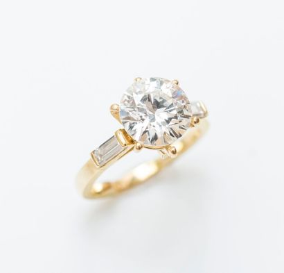 null Bague solitaire en or jaune 18 carats (750 millièmes) sertie d'un diamant taillé...