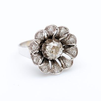 null Bague fleur en or gris 18 carats (750 millièmes) sertie d?un diamant de taille...