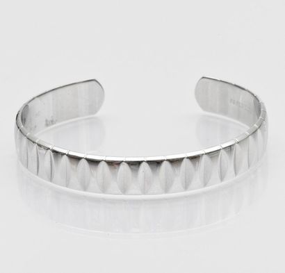BOUCHERON Bracelet jonc ouvert en or gris 18 carats (750 millièmes) à décor d?oves...