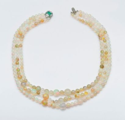 null Collier de trois rangs de perles d?opales de différentes tailles, fermoir en...