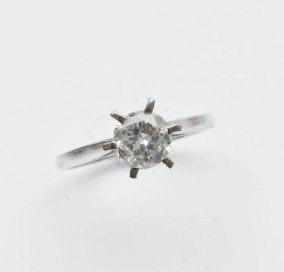 null Bague solitaire en or gris 18 carats (750 millièmes) sertie d?un diamant demi-taille...