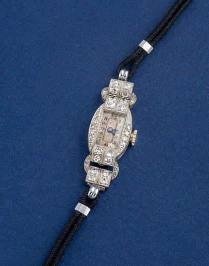 ART DECO (Montre de dame - Joaillerie en or blanc), vers 1930 Montre de dame de forme...