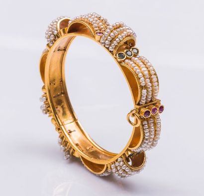 null Bracelet rigide ouvrant en or jaune 18 carats (750 millièmes) à décor de semence...