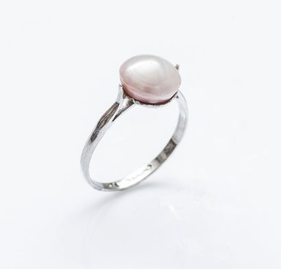 null Bague en platine (950 millièmes) sertie d'une perle bouton naturelle d'eau douce....