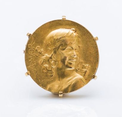 D'après F. VERNON vers 1900 Broche médaille double face en or jaune 18 carats (750...
