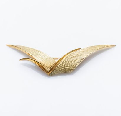 HERMES Paris Broche formant une aile stylisée en or jaune 18 carats (750 millièmes)...
