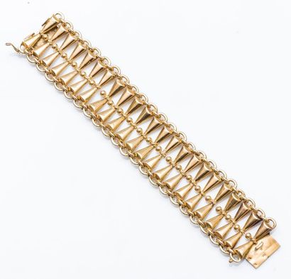 null Large bracelet articulé en or jaune 18 carats (750 millièmes) formé de maillons...