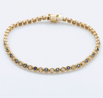 null Bracelet ligne en or jaune 18 carats (750 millièmes) orné de diamants alternés...