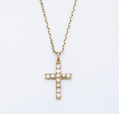 null Chaîne et pendentif croix en or jaune 18 carats (750 millièmes). La croix entièrement...