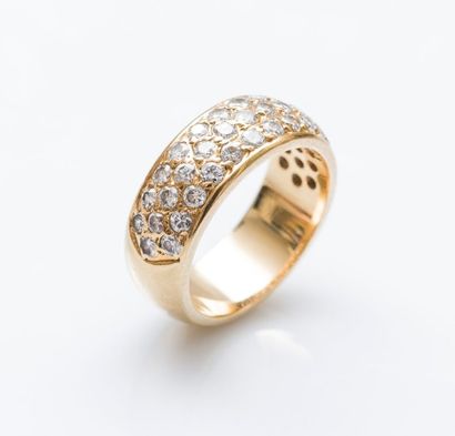null Demi-alliance en or jaune 18 carats (750 millièmes) pavée de diamants taillés...