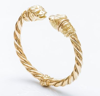 null Bracelet rigide ouvrant en or jaune 18 carats (750 millièmes) torsadé et orné...