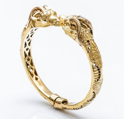 null Bracelet rigide ouvrant en or jaune 18 carats (750 millièmes) à décor d'arabesques...