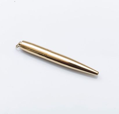 null Petit stylo bille en or jaune 18 carats (750 millièmes) à bélière.
Longueur:...