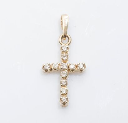 null Pendentif croix en or jaune 14 carats (585 millièmes) sertie de diamants taillés...