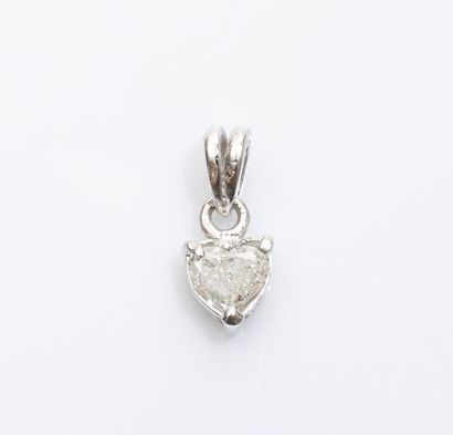 null Pendentif cœur en or gris 18 carats (750 millièmes) serti d’un diamant taillé...