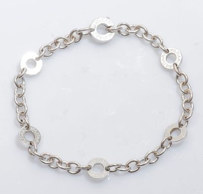 BULGARI Bracelet de la collection «Charm» en or gris 18 carats (750 millièmes) formant...