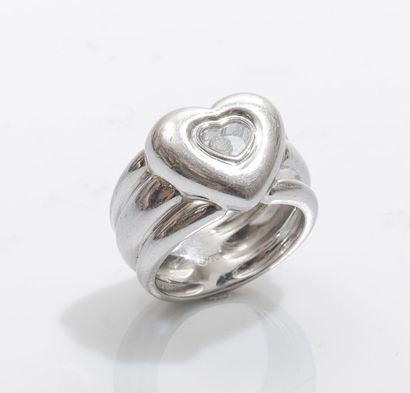 CHOPARD Bague «Happy Diamond» cœur formant un large anneau godronné en or gris 18...