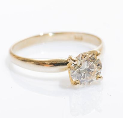 null Bague solitaire en or jaune 14 carats (585 millièmes) ornée d’un diamant taillé...