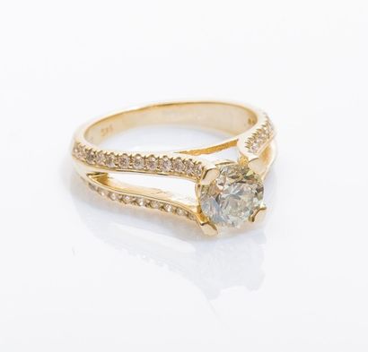 null Bague solitaire en or jaune 14 carats (585 millièmes) ornée d’un diamant taillé...
