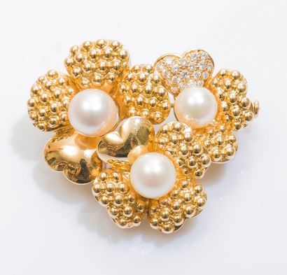 FRED Broche clip fleur en or jaune 18 carats (750 millièmes) lisse et perlé sertie...