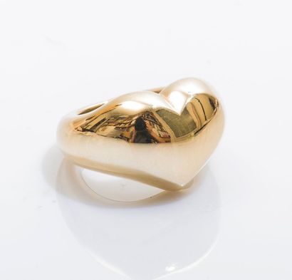 CHAUMET Paris Bague jonc bombée formant un cœur en or jaune 18 carats (750 millièmes)....